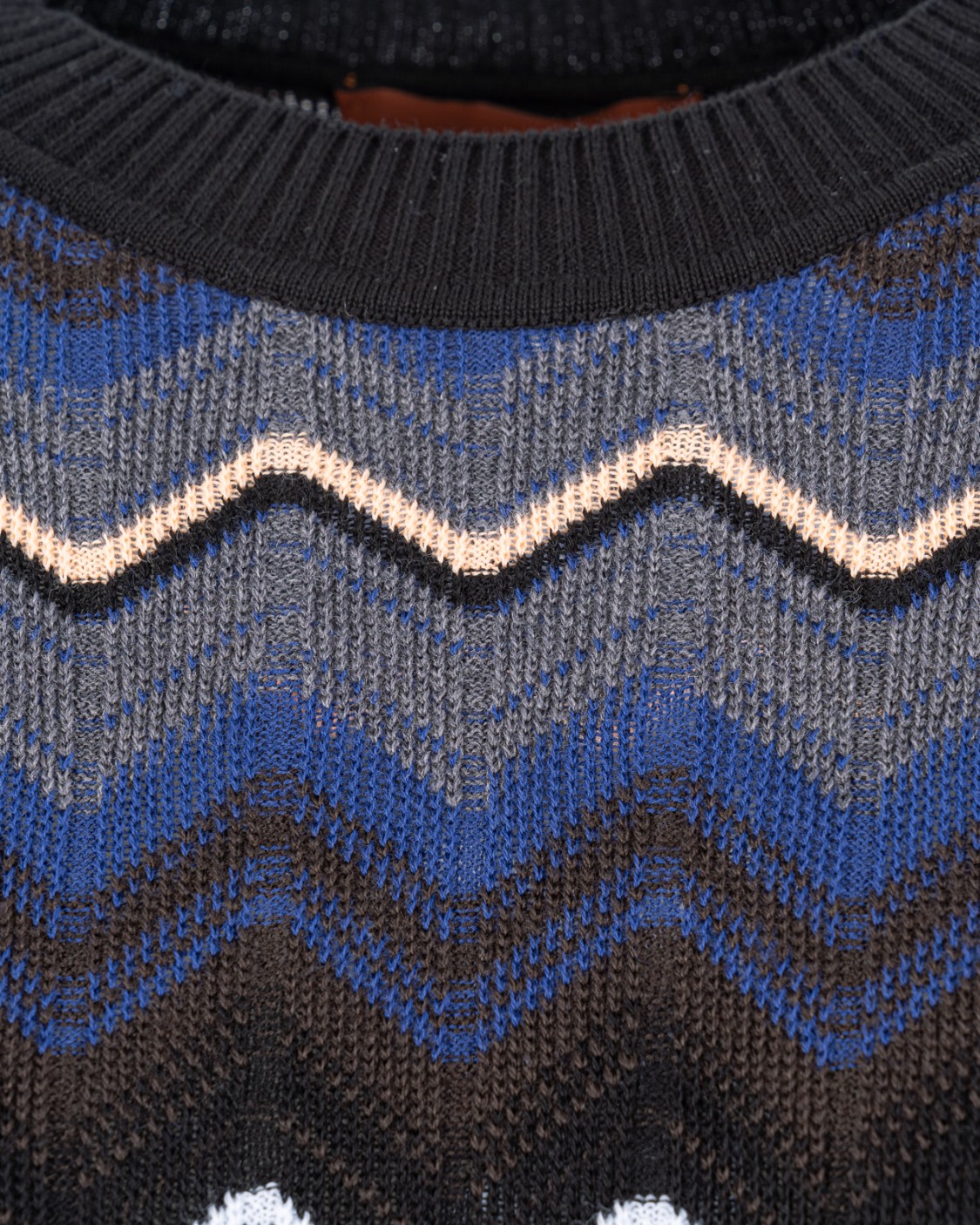 shop MISSONI  Paricollo: Missoni pullover girocollo in misto lana fantasia zig zag.
Pullover girocollo.
Motivo zig zag.
Profili a contrasto.
Composizione: 55% cotone, 45% lana.
Made in Romania.. US24WN0R BK039V-SM9H2 number 5230588